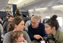 A Stranger Let Me Sleep on His Shoulder While My 14-Month-Old Daughter Cried Through Turbulence—Then a Camera Flashed, Exposing One Tiny Detail in Her Eye That Sent Us Straight From Chicago O’Hare to a Children’s Hospital Before We Could Go Home
