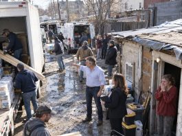 One desperate gesture from a homeless girl changed everything. She grabbed the hand of a wealthy man… and less than 24 hours later, a fleet of luxury cars arrived at her old shack.