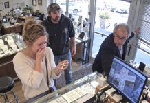 She nearly tossed away the “fake” cross her fiancé had given her. Then a jeweler held it in his hands, went pale with anger, and revealed something neither of them expected.