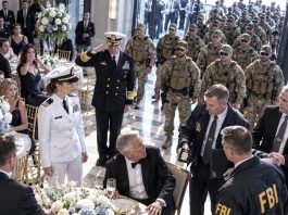 Dad ordered me to hide my Navy uniform behind the flowers. “No one cares about your government job,” he texted. Then 300 SEALs entered, an admiral saluted me, and FBI agents walked straight to his table. 300 SEALs entered.