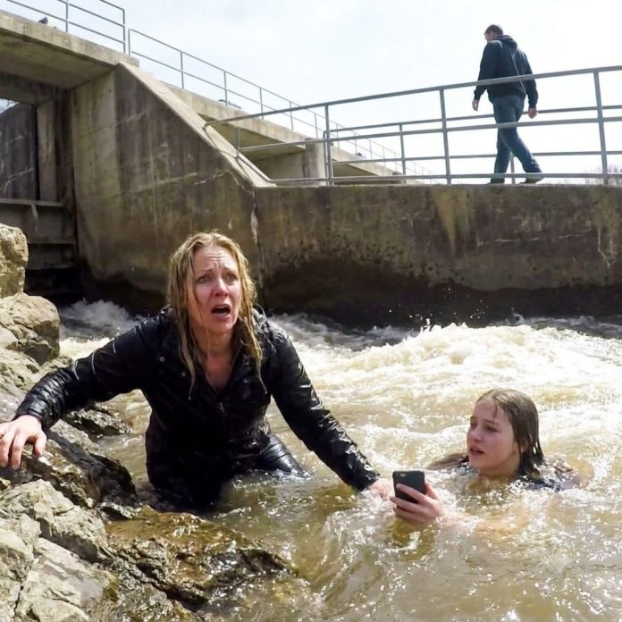 Mother_and_daughter_struggling_i…_202609062318