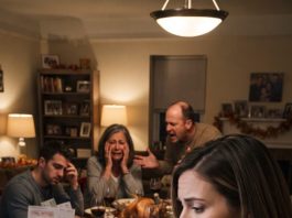 When my mom texted me, “You’re banned from Thanksgiving, idiot,” while everyone laughed around her, I simply said okay and made my own plans. But as their holiday feast completely crumbled under unpaid bills, my phone suddenly lit up with 87 missed calls…