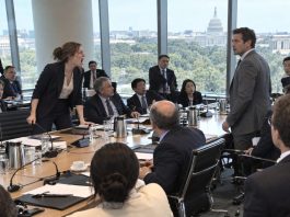 She thought she had buried the man she loved years ago. But in the middle of an important international meeting, she suddenly saw him alive among the delegates. Her next words turned the entire room silent.