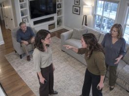 Sister texted, “A divorced mom is an embarrassment, you’re not invited to the reunion,” and my mom texted back that she fully agreed with her. I replied, “Then my son won’t be there either,” and canceled all payments—the $8,000 lake house, the groceries, and even my sister’s $1,200 loan.