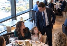 Three years after sending his wife and child away so he could live freely with his mistress, the banker believed that chapter of his life was over. Then he saw them inside one of the most expensive restaurants in the city—and the sight left him completely speechless.