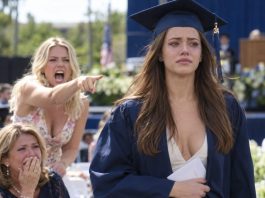 “She cheated her way through school!” My sister jumped to her feet and screamed those words across the entire auditorium at my college graduation. I kept walking toward the stage. Beneath my gown was one sealed envelope—and a truth she never believed I had finally learned how to carry in public.