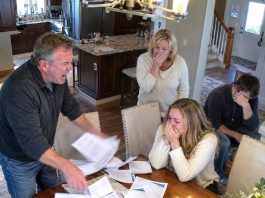 My parents disowned me over a crime I never committed, and my entire family turned against me! I spent five years living with their betrayal. Then the truth finally surfaced, revealing a secret so devastating that my parents could barely face me…
