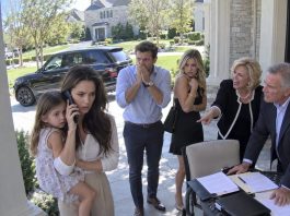His mistress wore my anniversary bracelet. My in-laws laughed, forcing me to sign a no-asset divorce. Holding my daughter, I calmly called my husband: “Bring your family to kneel before my lawyer in 3 minutes, or all of you go to federal prison tonight.”