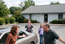 My dad smashed my car window in front of my kids after I got the job his favorite son wanted. He looked me in the eyes and said, “That’s what you deserve. Losser.” What he didn’t know? My lawyer was already recording.