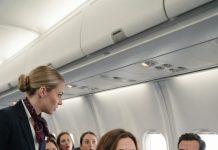 A single mother in a faded sweatshirt didn’t look like the person the captain needed. But when his voice asked for a fighter pilot, my daughter knew exactly where to point. I left seat 8A and stepped into an emergency I thought I’d left behind forever. Then the unconscious first officer opened his eyes, recognized me, and whispered something that changed everything I believed about my last flight.