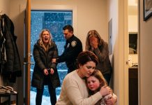 Rejected by her parents right before Christmas after losing her job and savings, a heartbroken woman was brought to tears when her 9-year-old niece showed up alone in socks on Christmas Eve with a jar of $11.40.