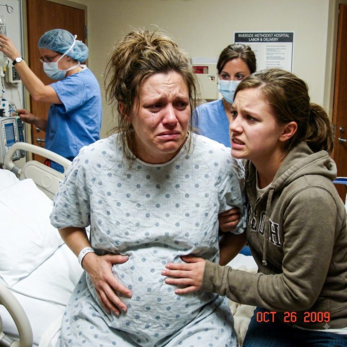 Woman_in_hospital_during_labor_2K_20261017000116